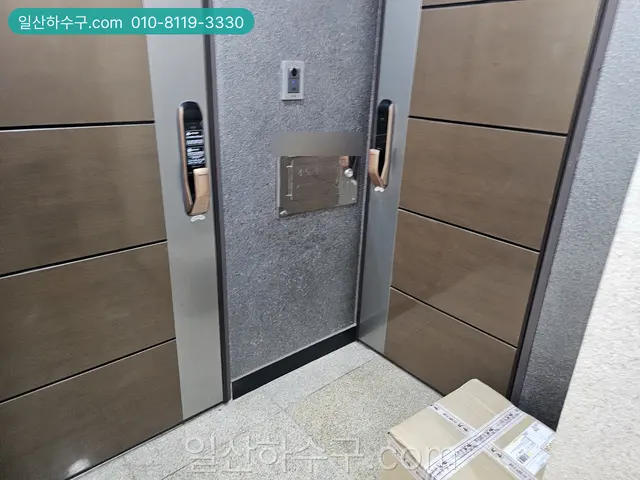 세대 현관 앞 복도와 옆의 철제 문