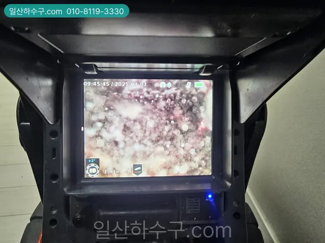내시경 모니터에 비친 관 벽의 두꺼운 스케일 층