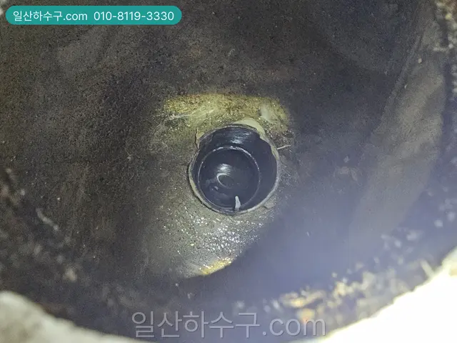 오수받이 관 안쪽에 누렇게 굳은 기름 슬러지