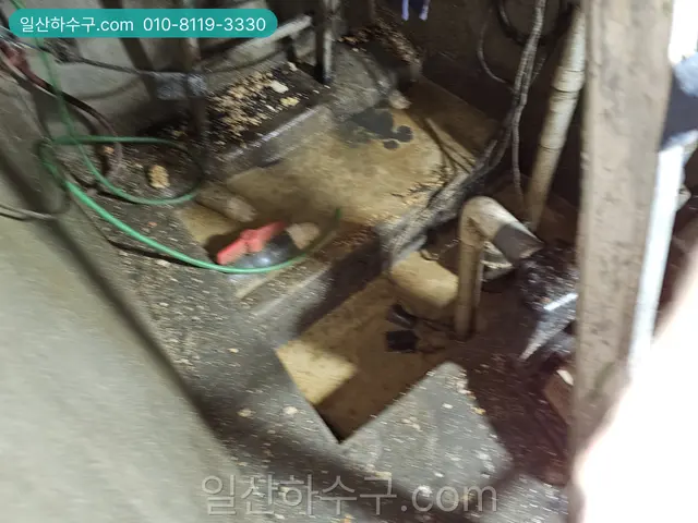 지하 기계실 집수정 옆 배관과 밸브