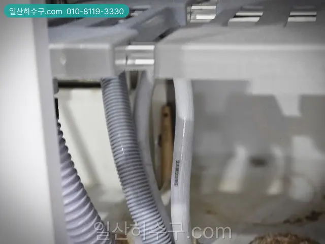 싱크대 하부장 아래 주름관과 배수관