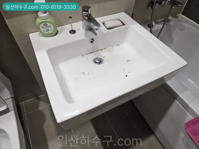 세면대 배수구 팝업 마개 주변에 남은 이물