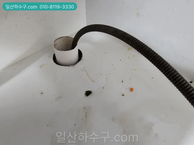 세면대 배수구에 스프링 장비를 넣은 장면