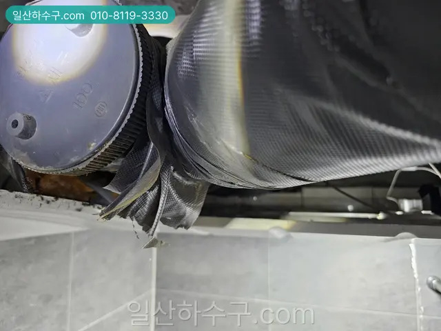 천장 안에 지나가는 보온재 감긴 배관