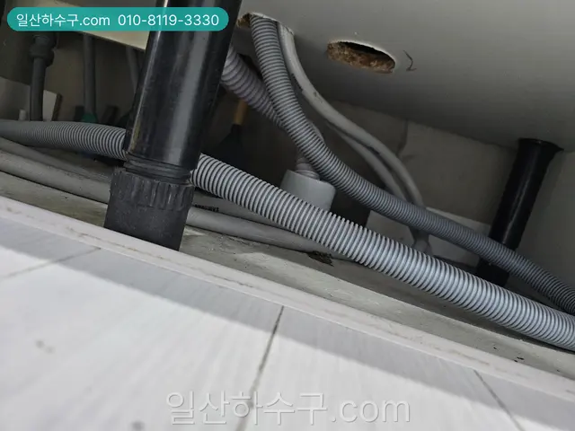 벽 속으로 들어가는 주름 호스 연결부