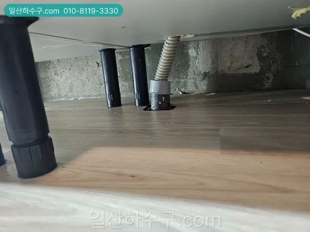 싱크대 하부장 안 배수 배관이 벽으로 들어가는 자리