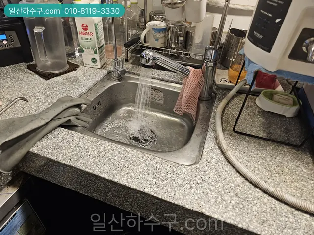 싱크대 수전에서 물이 나오는 모습