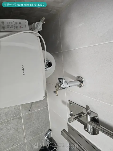 욕실 벽에 달린 세면대 수전과 샤워 수전